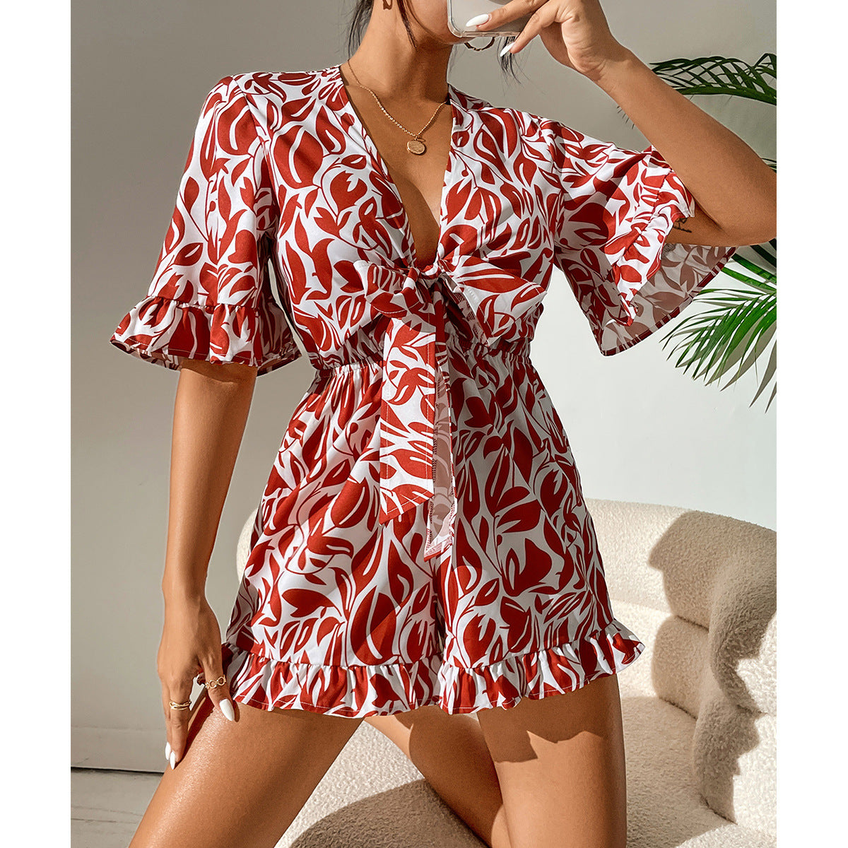 Robe mini femme avec design floral et détails froncés Chic und Stil