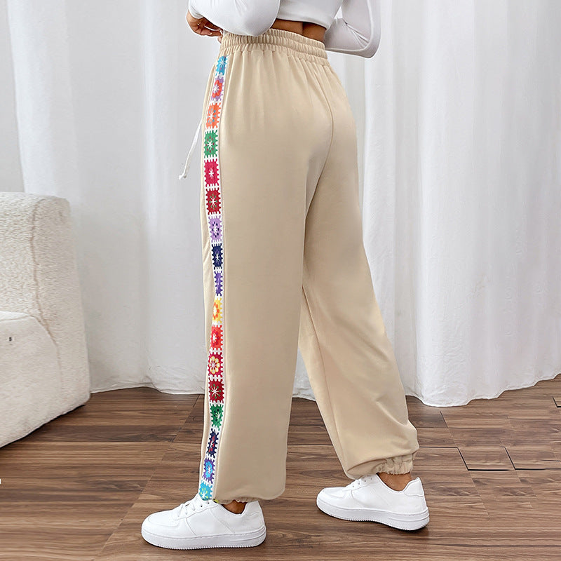 Pantalons de survêtement stylés pour femmes avec broderie latérale décorative Chic und Stil