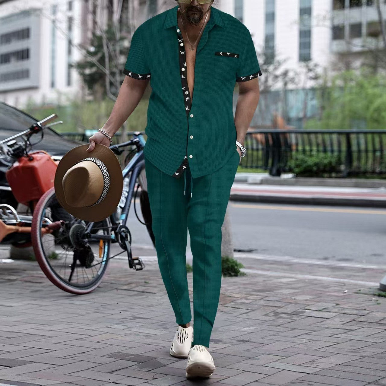 Costume élégant pour hommes avec chemise stylée et pantalon chino assorti Chic und Stil