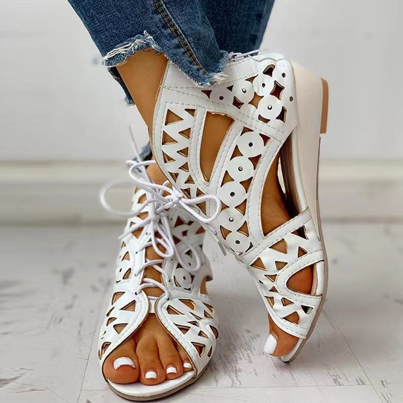 Sandales en simili cuir pour femmes avec design découpé et lacets Chic und Stil
