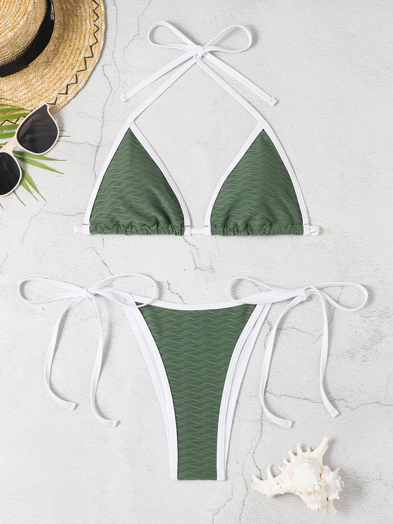 Bikini triangle femme avec des liens raffinés et un design ondulé Chic und Stil