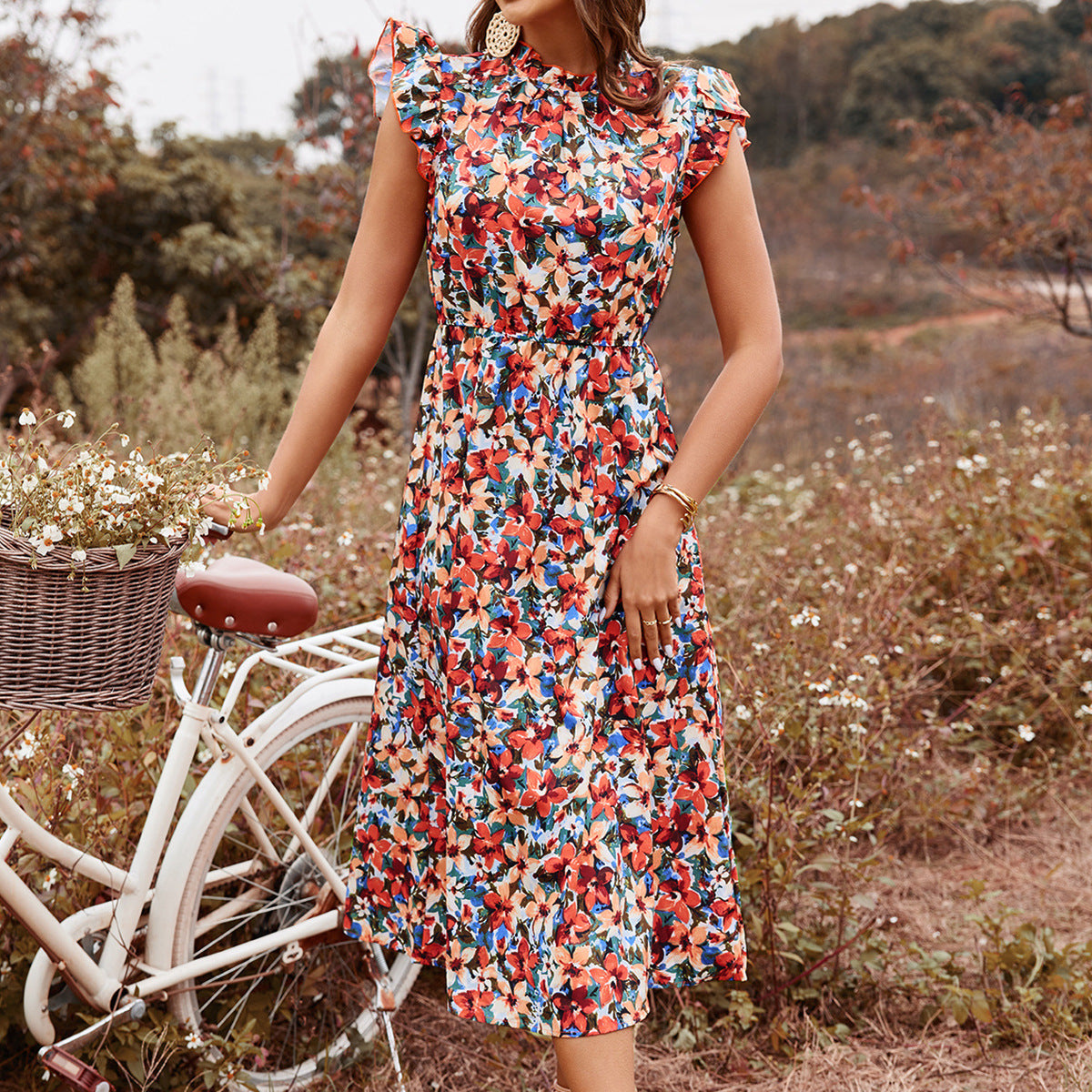 Robe maxi femme avec un imprimé floral joyeux et des détails volantés Chic und Stil