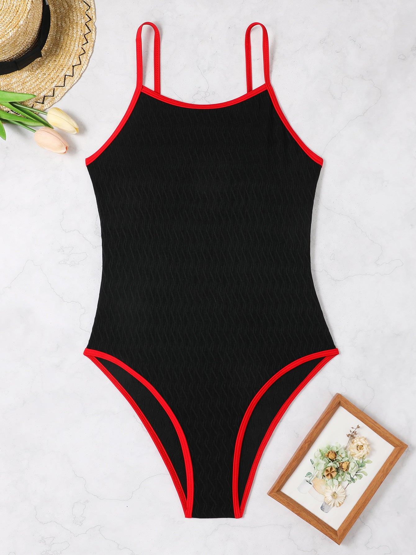 Maillot de bain une pièce femme avec motif de vagues dynamiques et décolleté haut Chic und Stil