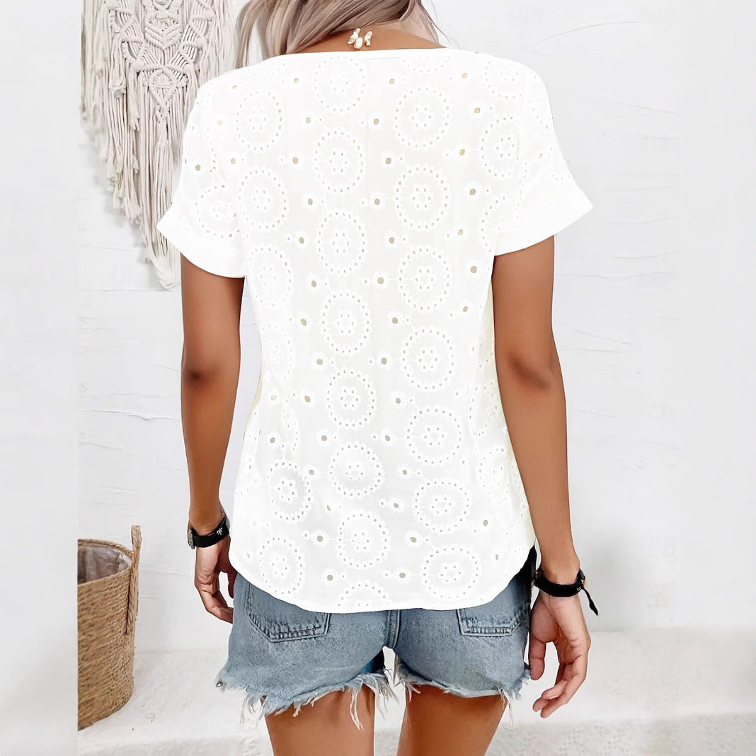Chemisier femme avec des broderies florales ajourées et décolleté en V Chic und Stil