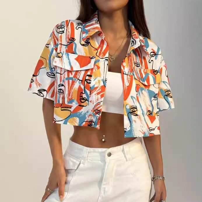 Blouse cropped pour dames avec impression graphique vive et fermeture à bouton pratique Chic und Stil