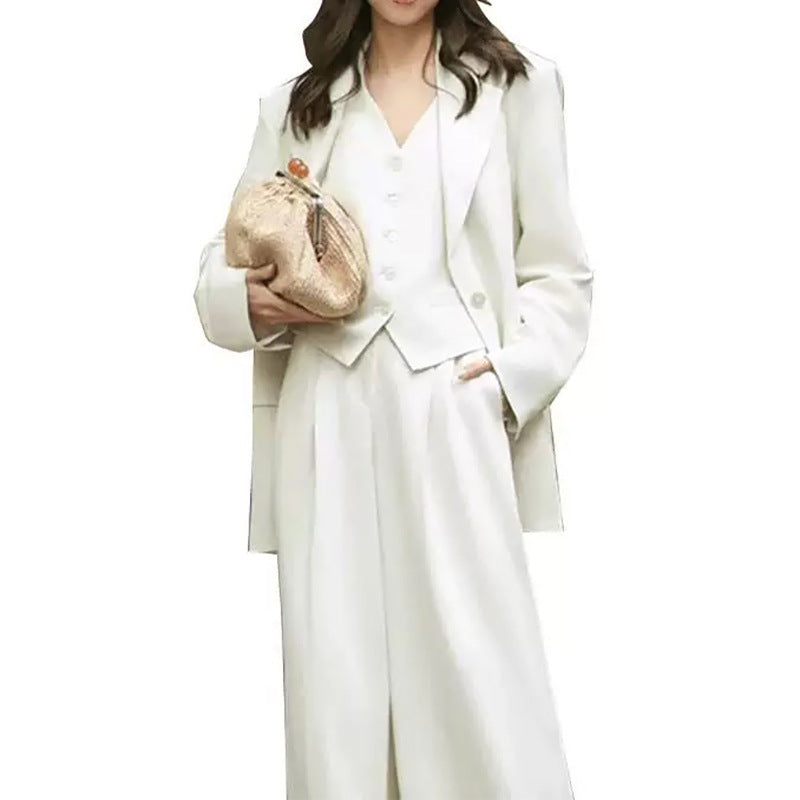 Structured blazer and wide pants set Chic und Stil for women