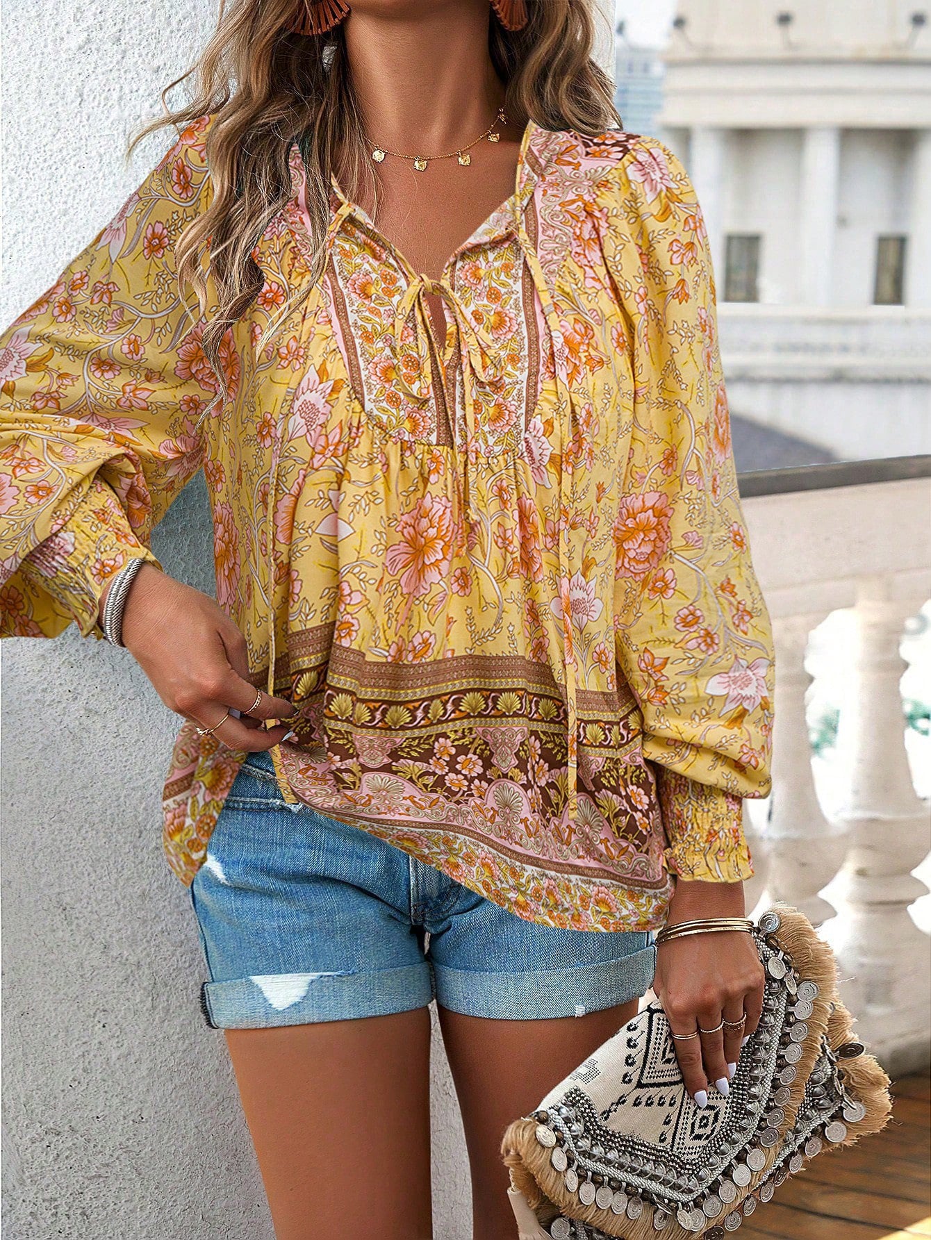 Chemisier dames avec motifs floraux et décolleté à nouer Chic und Stil