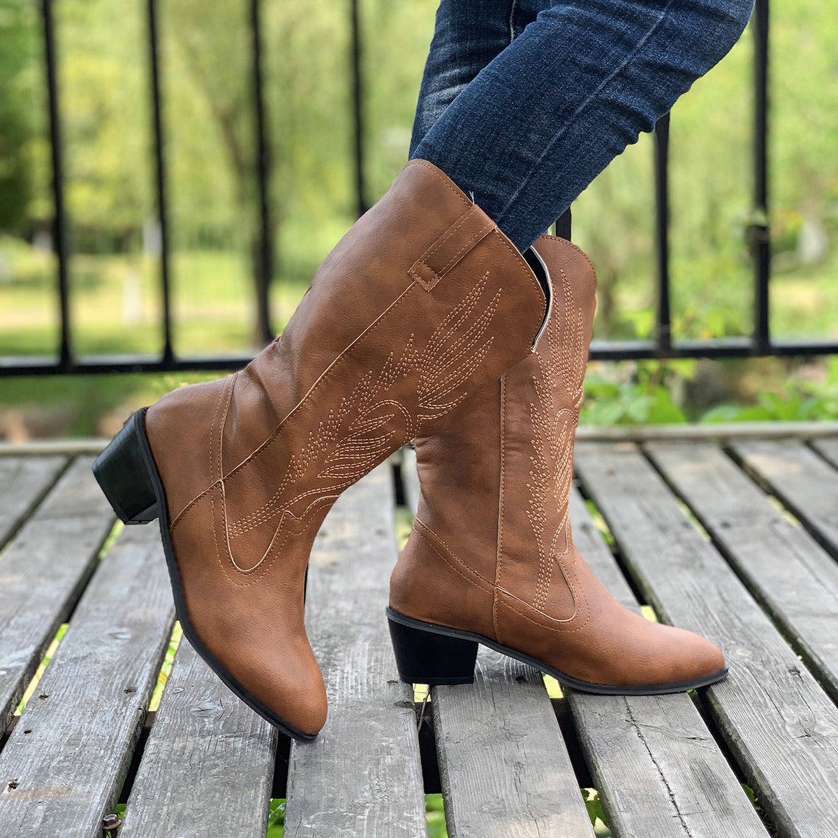 Bottes de cowboy pour femmes avec talons hauts et broderies artistiques Chic und Stil