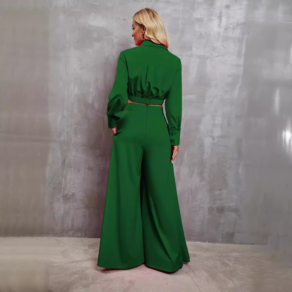 Elegant ensemble for ladies consisting of a crop top and wide pants Chic und Stil