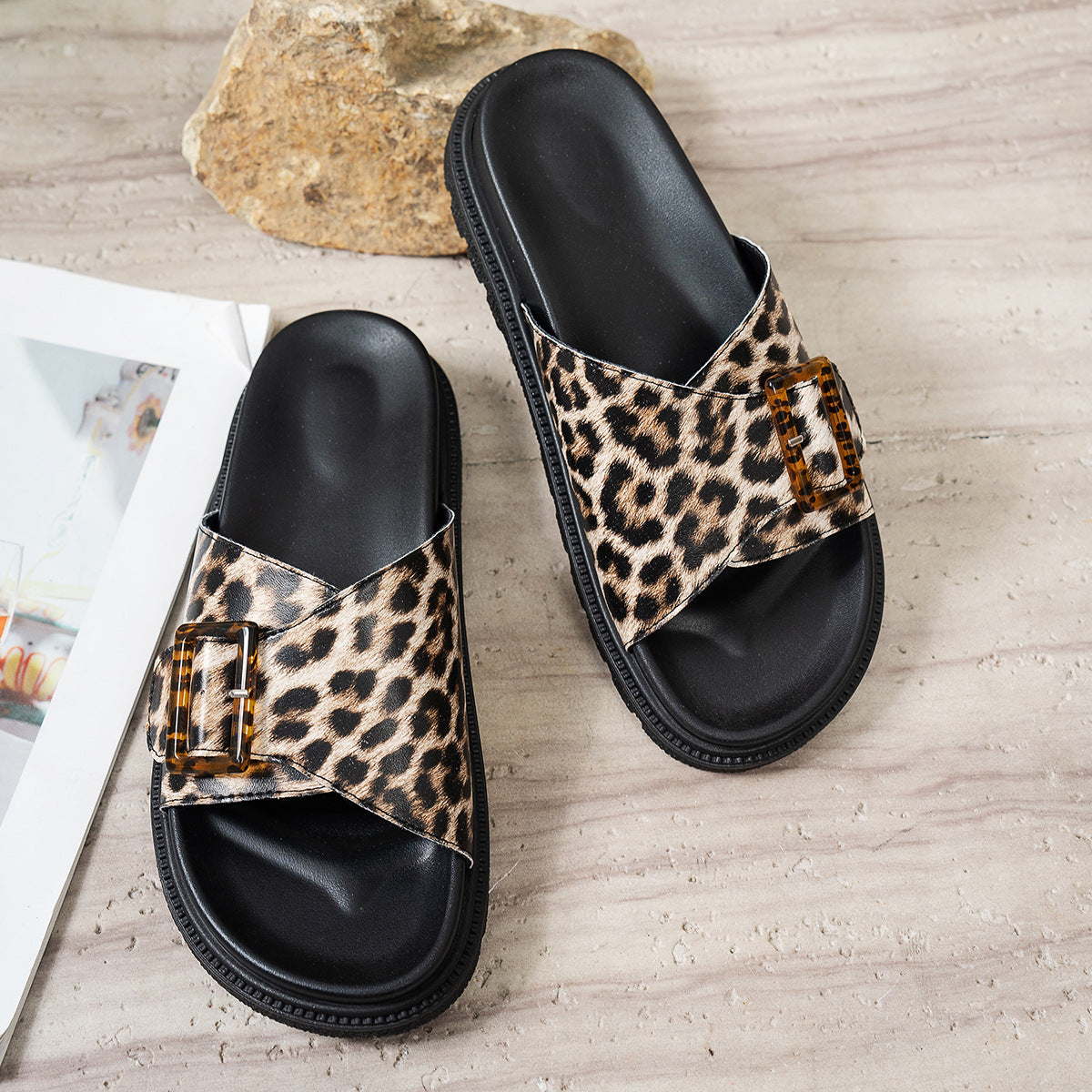 Sandales à glisser stylées pour dames avec motif léopard et design de boucle à la mode Chic und Stil