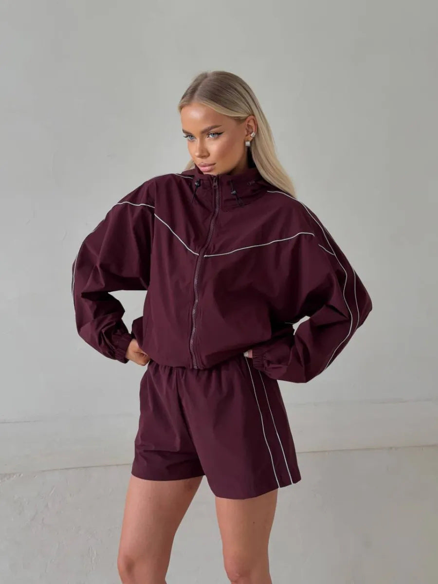 Sport leisure set for women with high collar jacket and Chic und Stil shorts