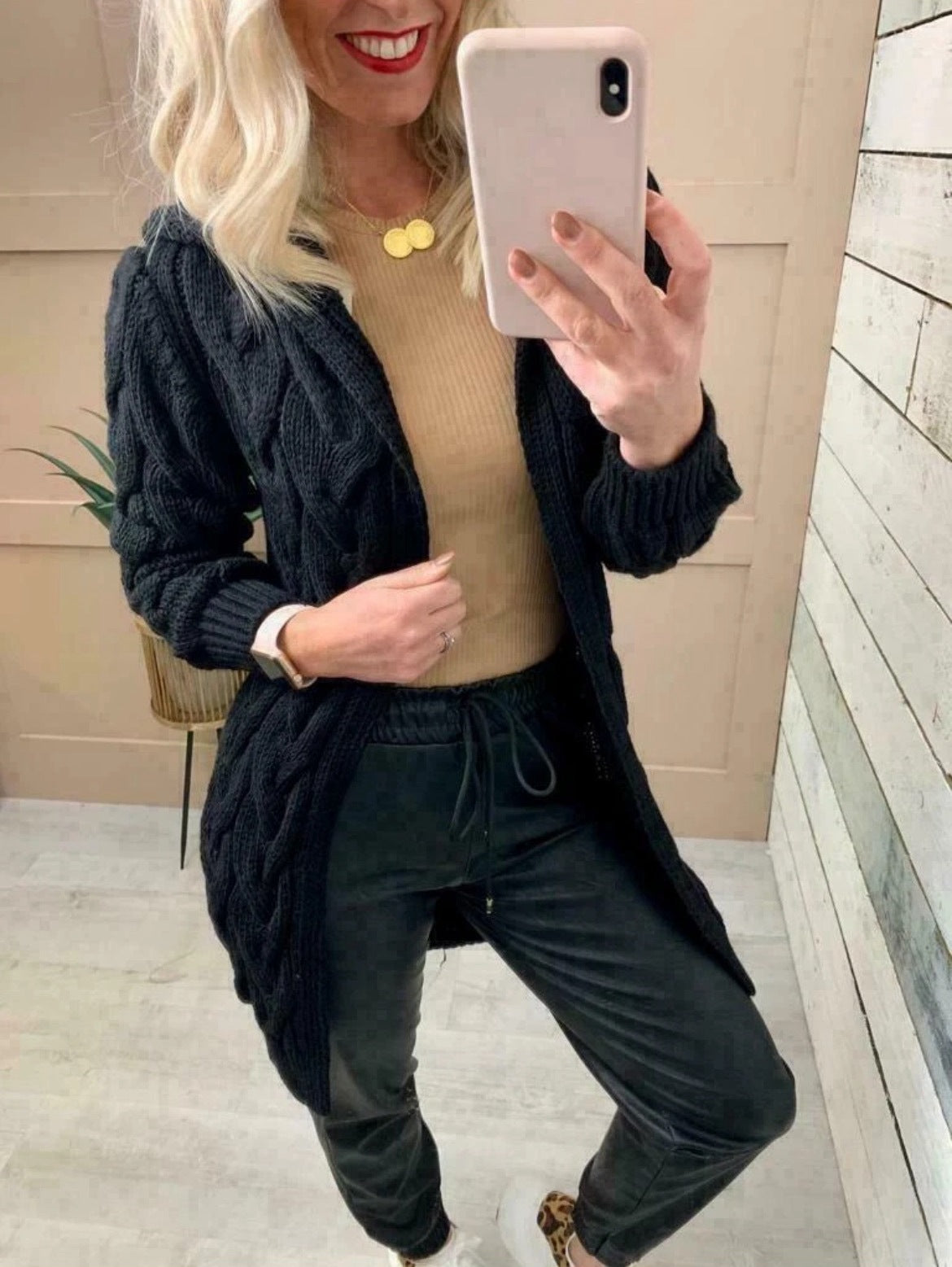 Cardigan femme en gros tricot avec capuche et motif torsadé Chic und Stil