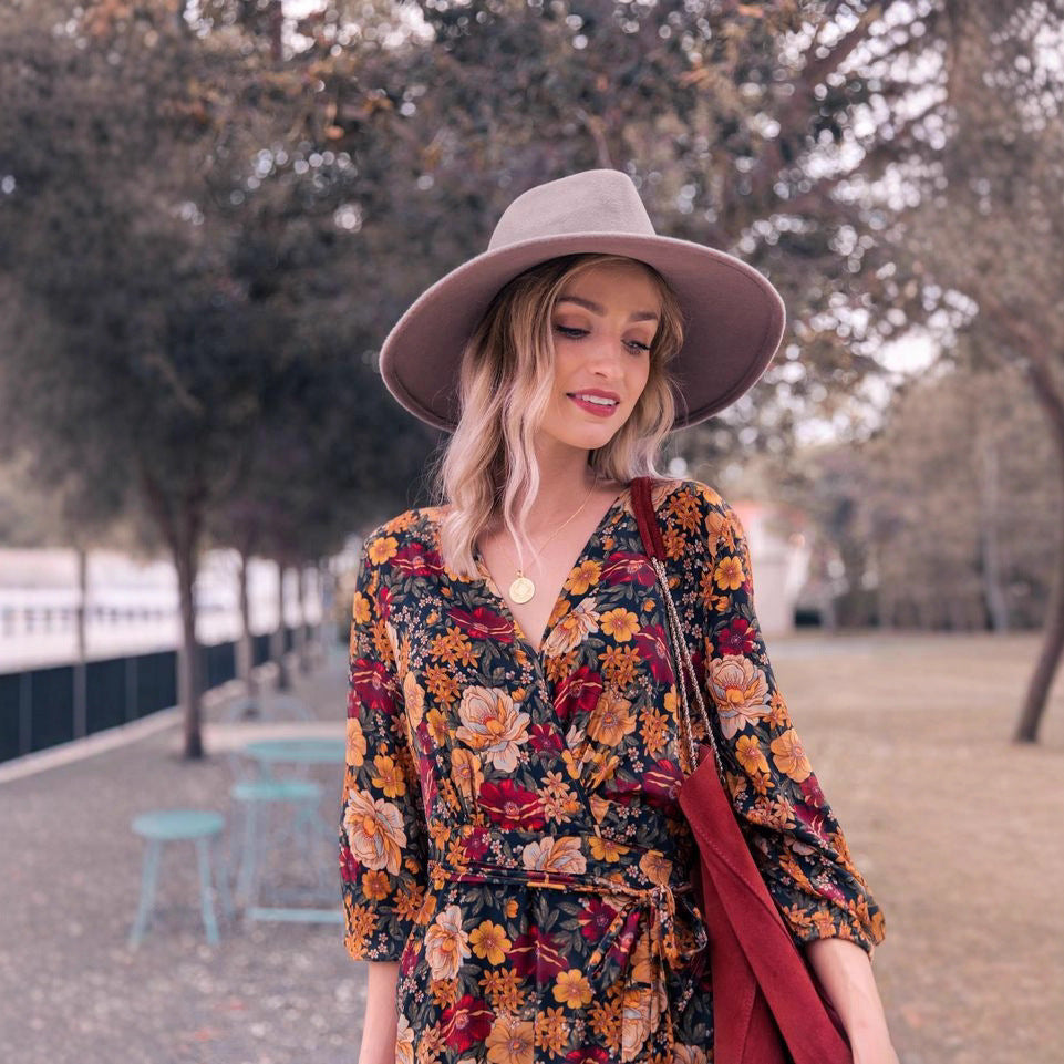 Robe portefeuille pour femmes avec design floral et manches élégantes Chic und Stil