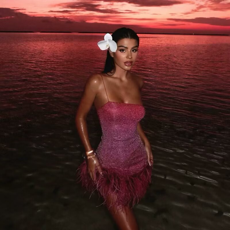 Robe à volants glamour pour femmes avec des bretelles spaghetti et un ourlet en forme de plume Chic und Stil