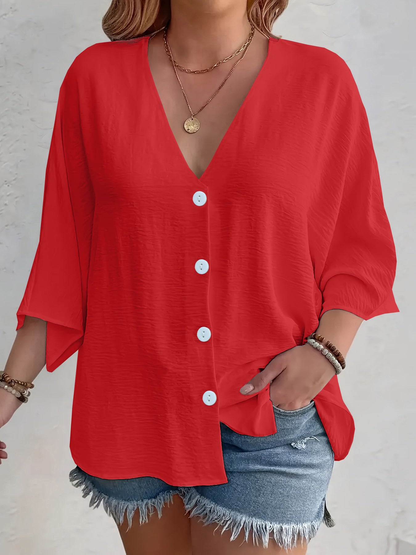 Blouse à manches courtes avantageuse pour dames avec patte de boutonnage et décolleté en V Chic und Stil