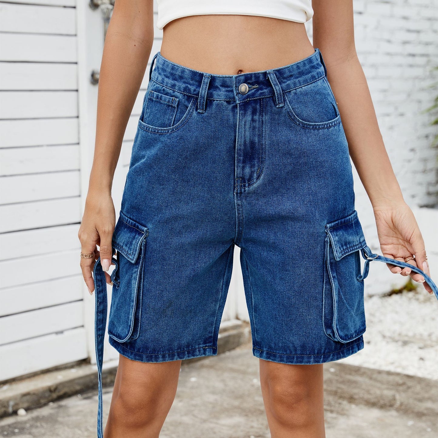 Women's cargo shorts in casual high waist with practical side pockets Chic and stylish