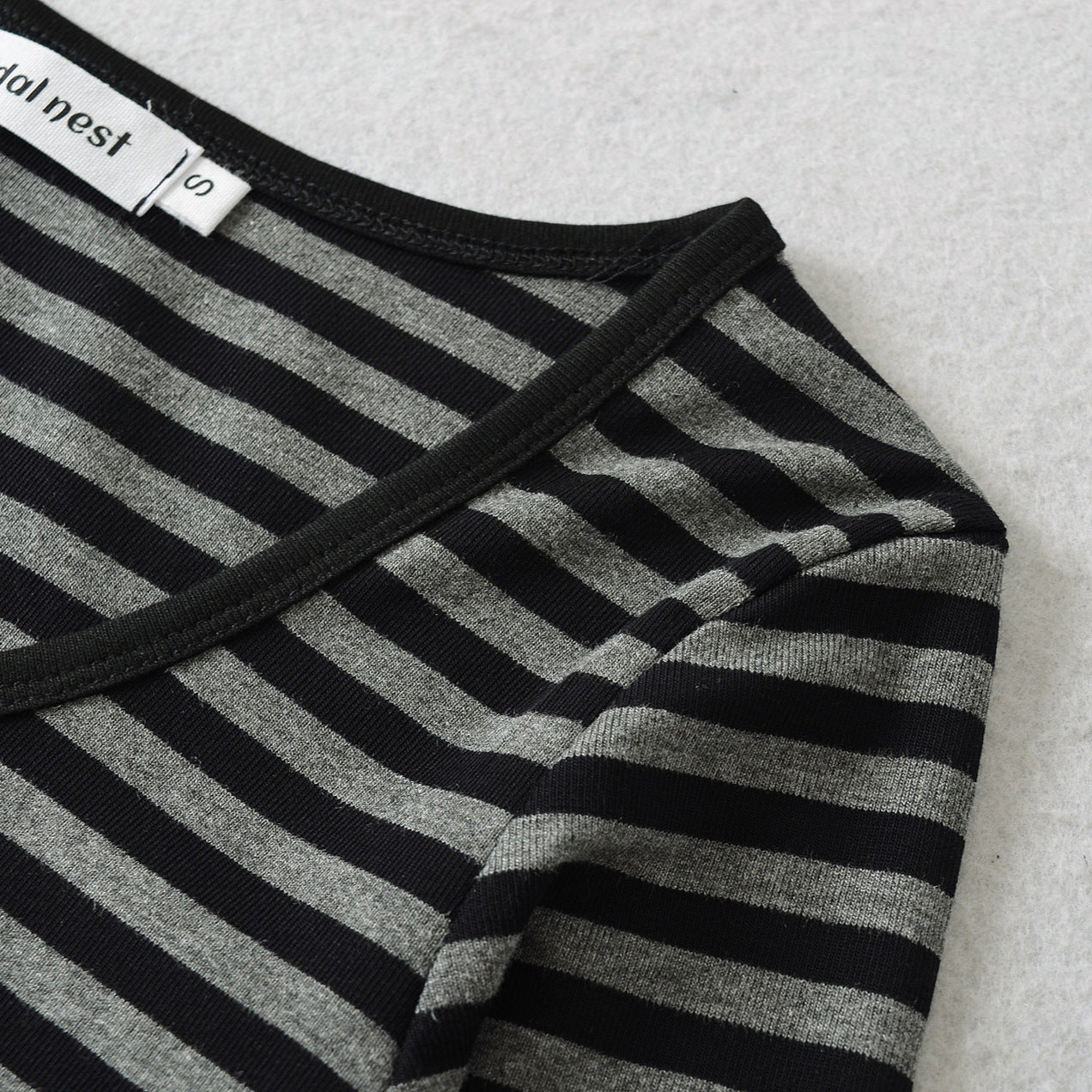 Chemise à manches longues pour femmes avec motif rayé à la mode et détails de boutons Chic und Stil