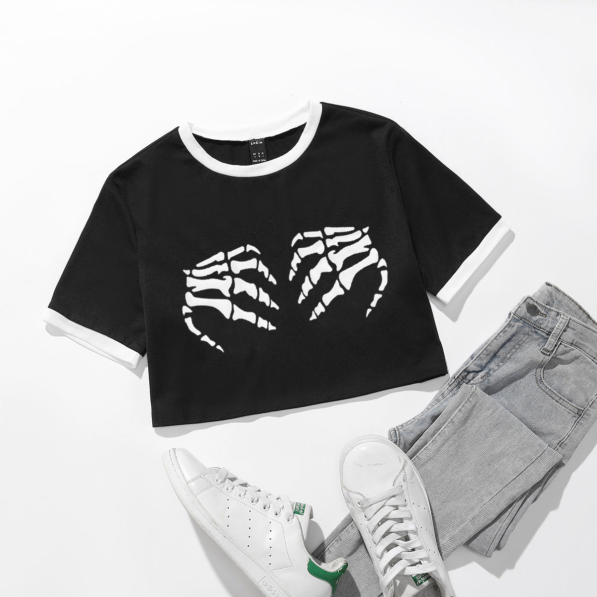 T-shirt cropped pour femmes avec motif de squelette et accents de manches contrastants Chic und Stil