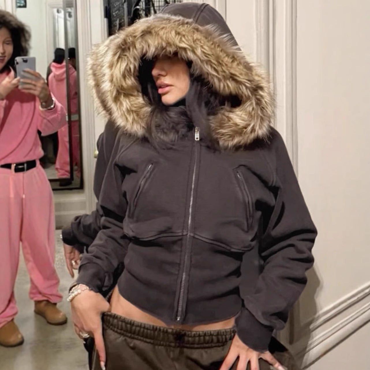 Veste à capuche pour femmes avec doublure en fausse fourrure amovible et coupe cintrée Chic und Stil