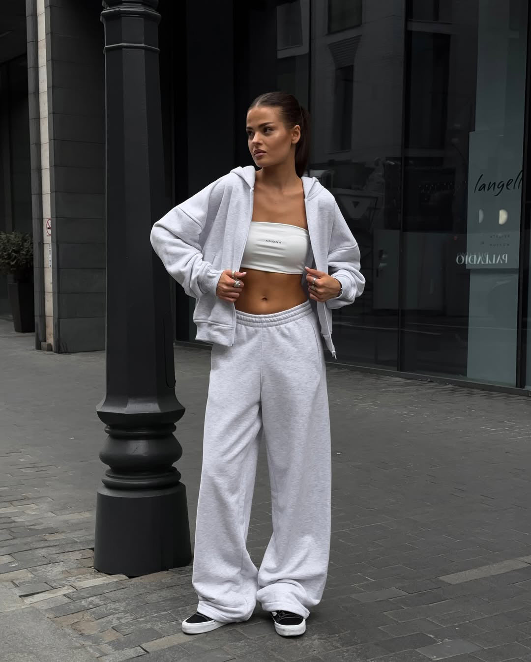 Oversized hooded jacket for women and comfortable jogger pants Chic und Stil