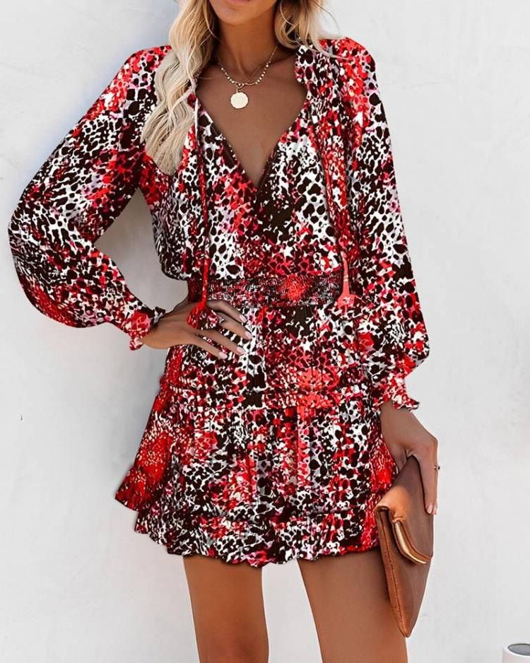 Dames Robe mini ludique avec motif coloré et détails volantés Chic und Stil