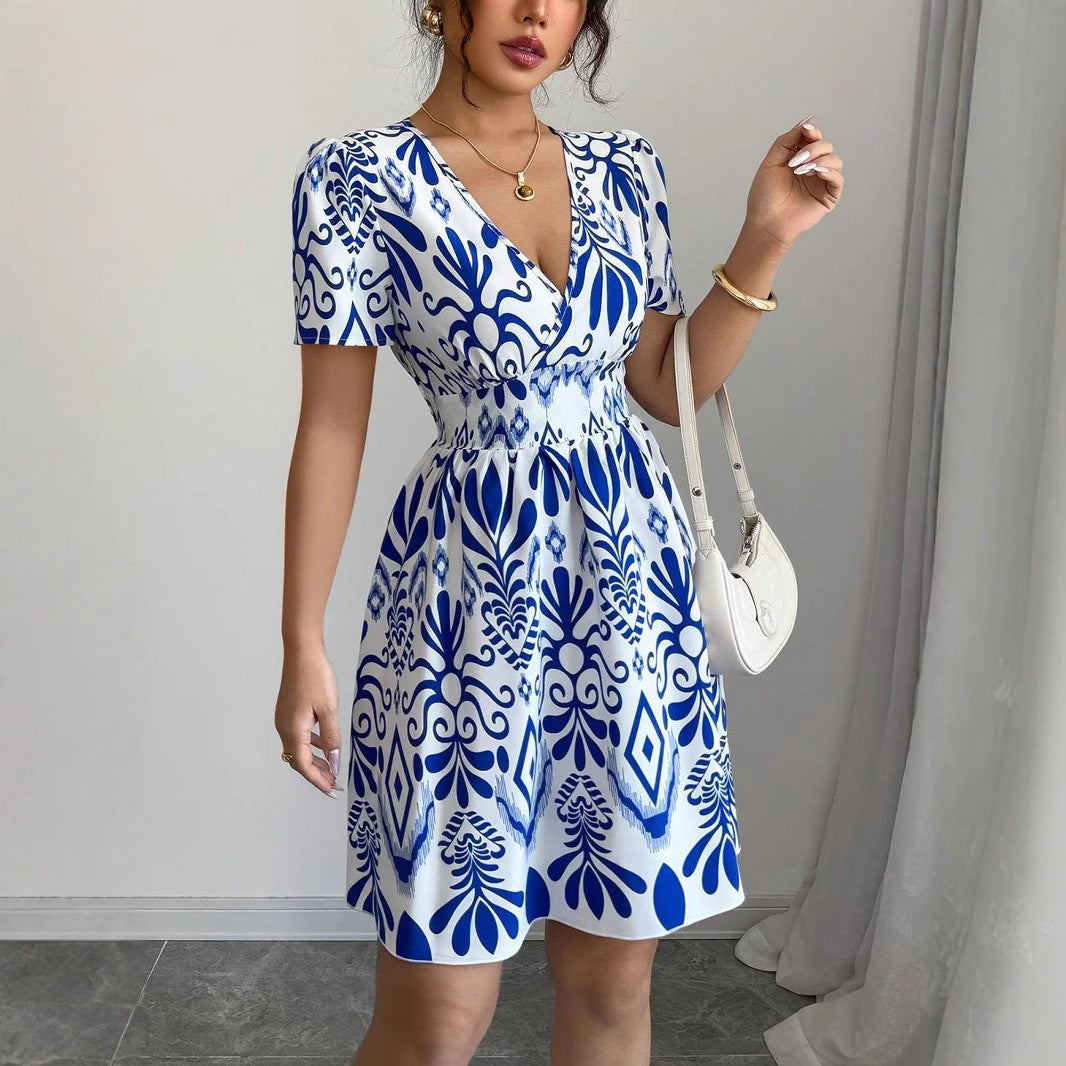 Robe mini femme avec une coupe A-line ludique et des motifs floraux Chic und Stil
