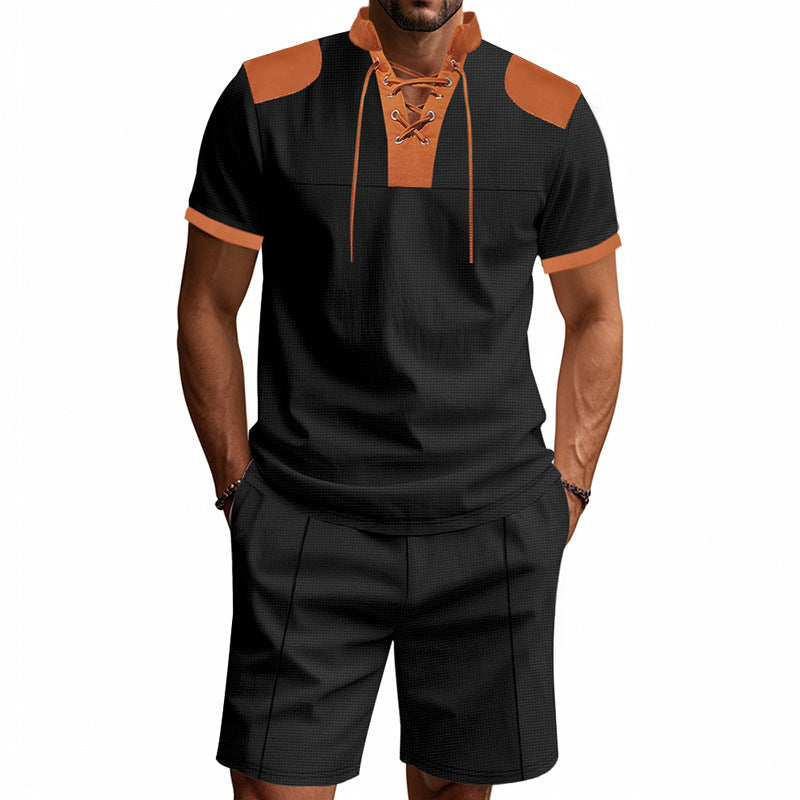 Polo-shirt pour hommes avec un design de laçage unique et des shorts assortis Chic und Stil