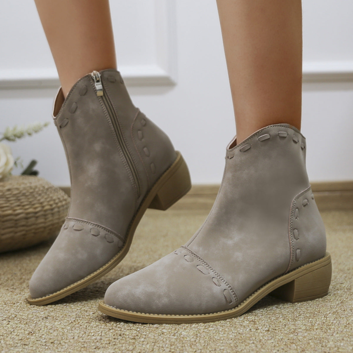 Bottines élégantes pour femmes avec des coutures décoratives à la mode et une fermeture éclair pratique Chic und Stil