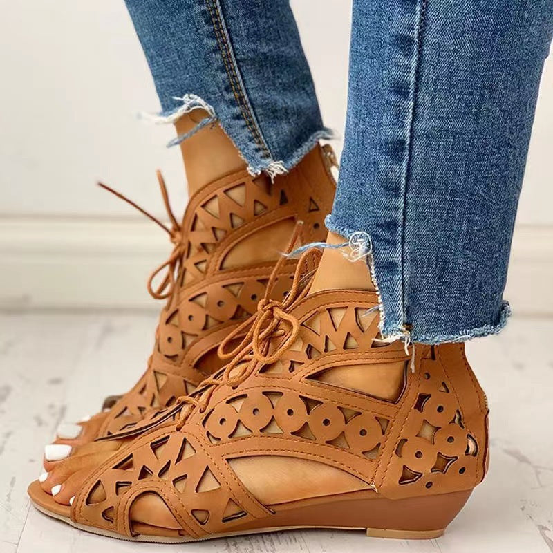 Sandales en simili cuir pour femmes avec design découpé et lacets Chic und Stil