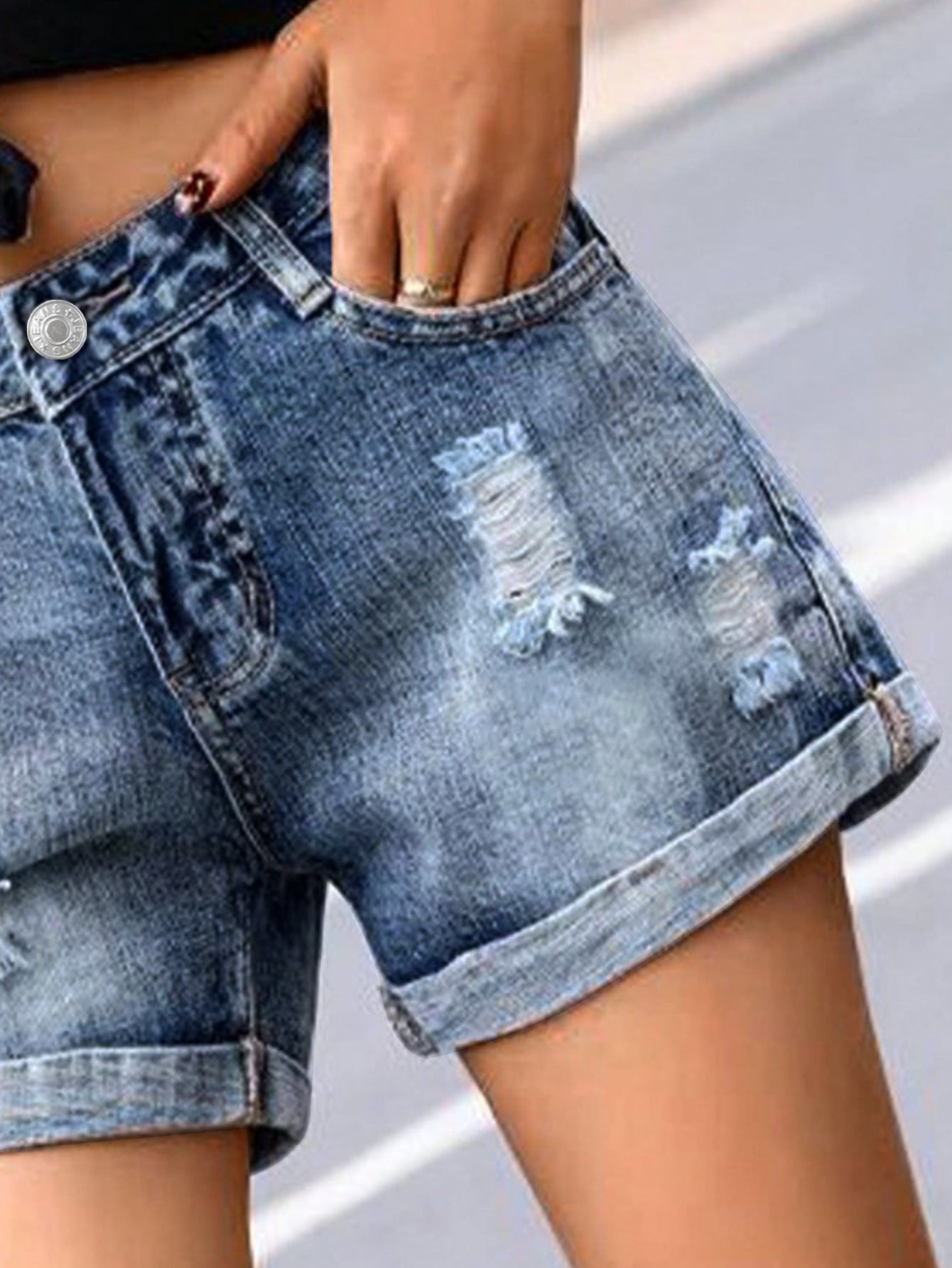 Shorts en denim pour dames en look usé avec des détails destroyés frappants Chic und Stil