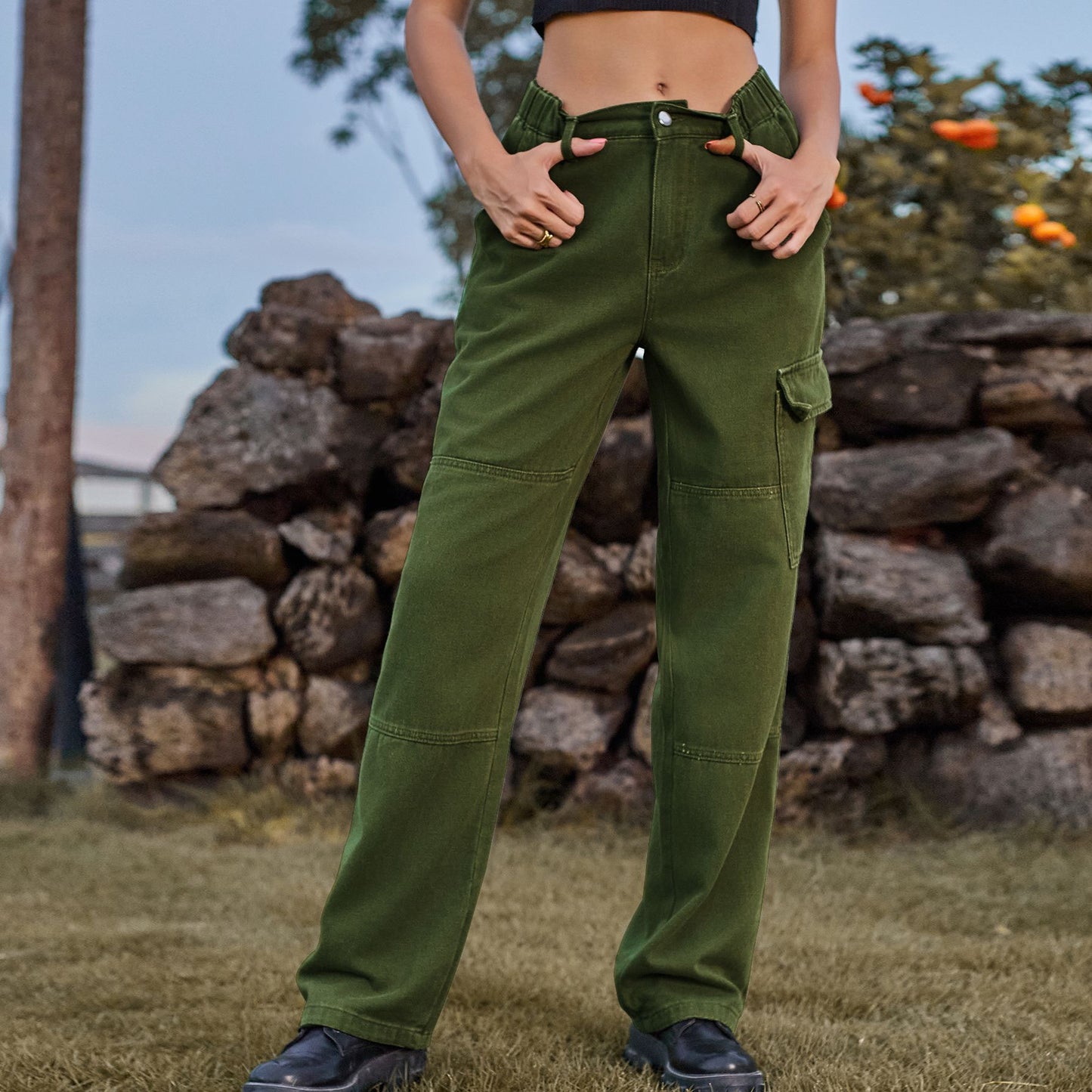 Chic und Stil high-waisted, asymmetrical cut women's cargo pants