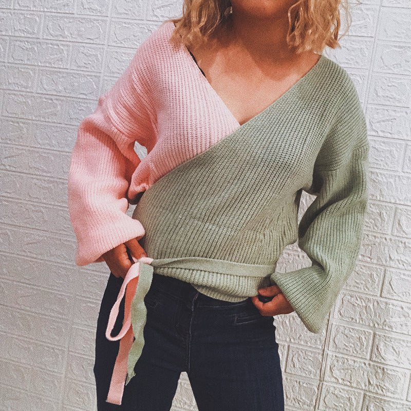 Pull-over enveloppant pour femmes avec un élégant design côtelé et des liens à la mode Chic und Stil