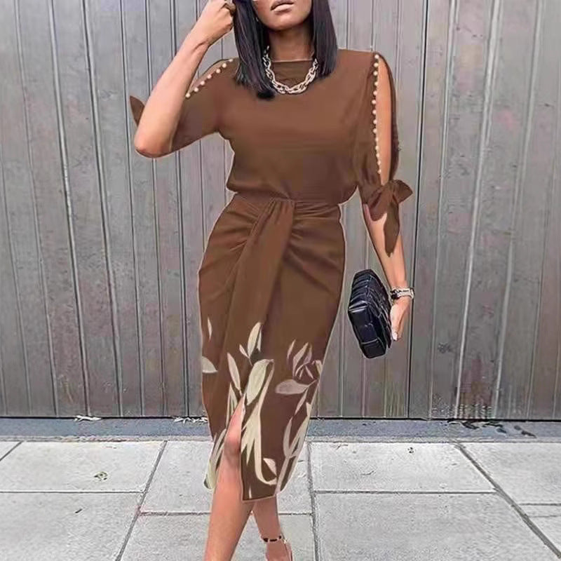 Robe mi-longue pour femmes avec des détails floraux et une fente élégante Chic und Stil