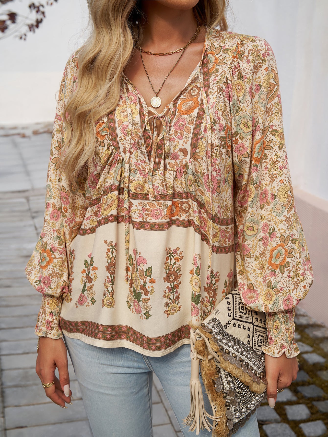 Chemisier dames avec motifs floraux et décolleté à nouer Chic und Stil