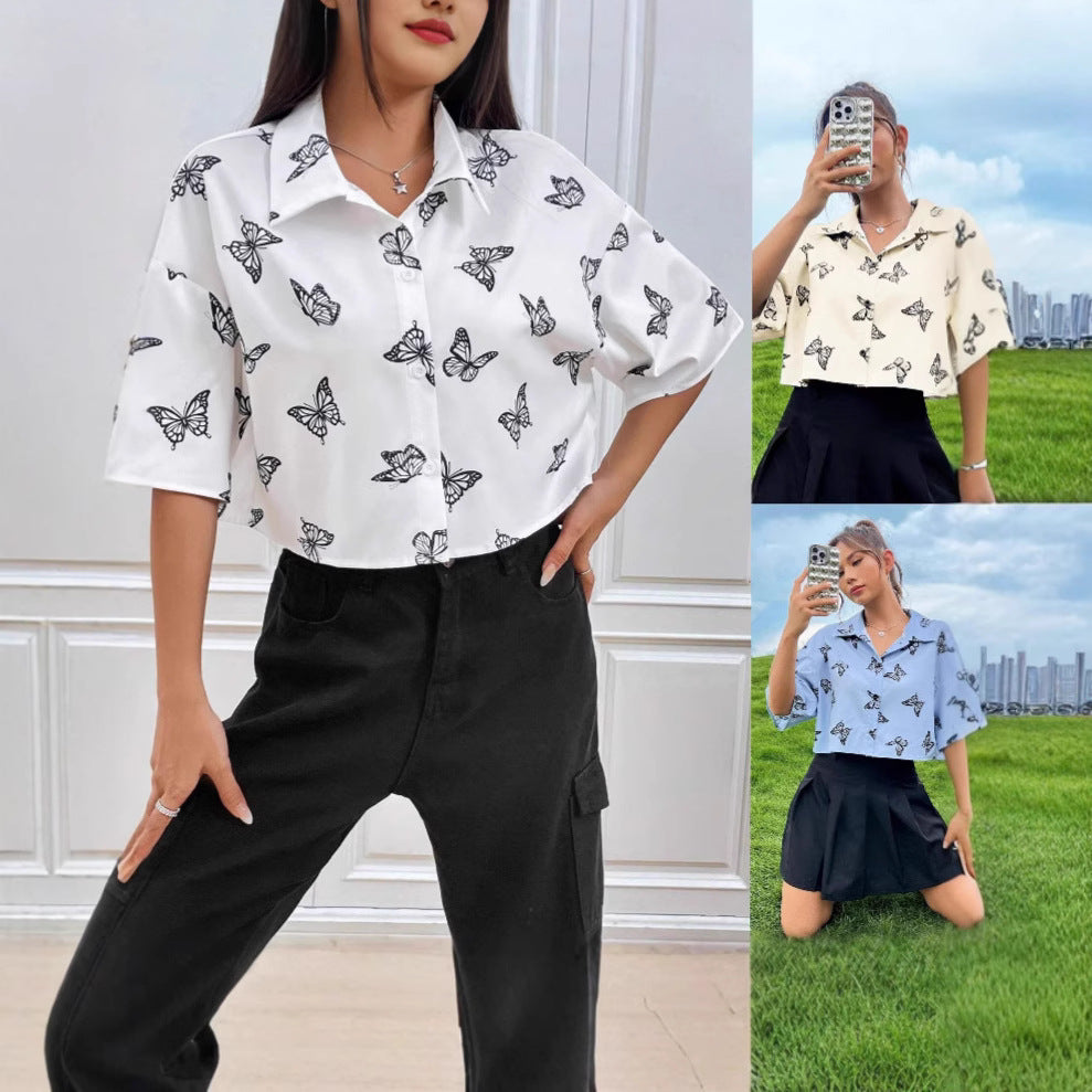 Chemise à manches courtes pour femmes avec motif de papillons et coupe décontractée Chic und Stil
