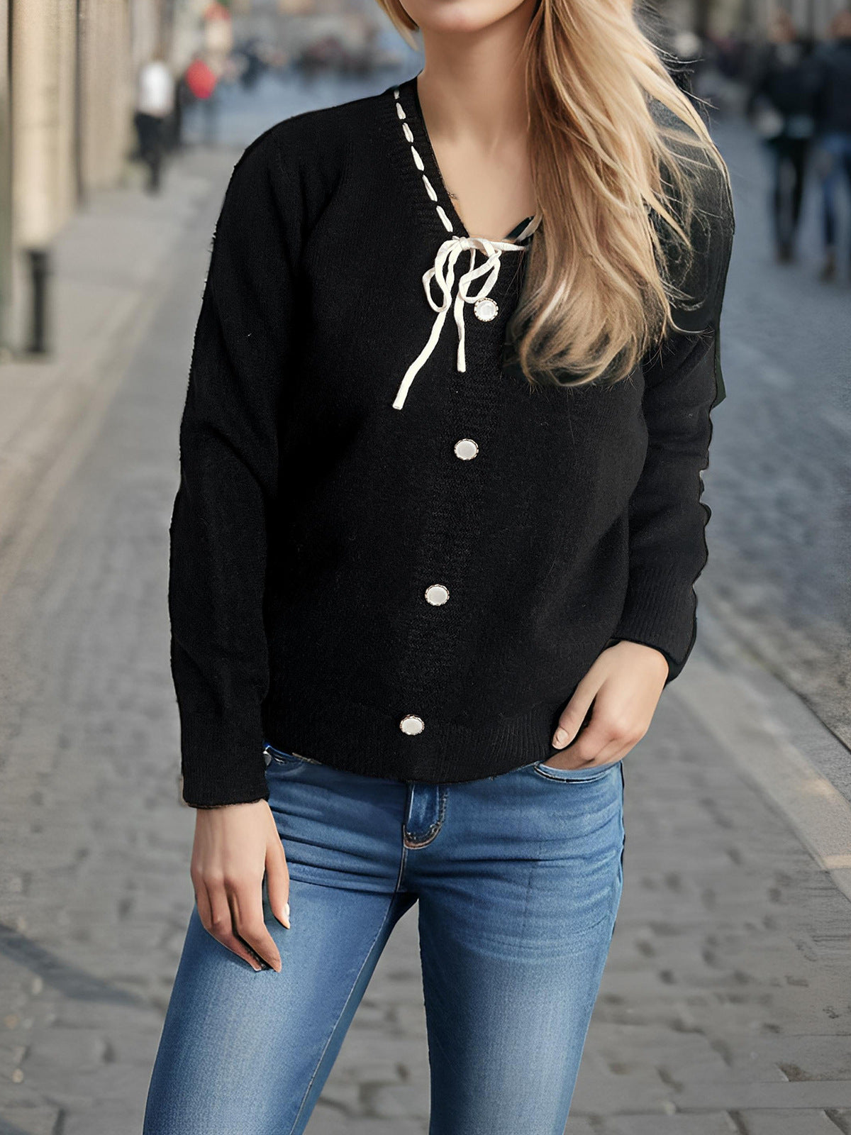 Pull en tricot à la mode pour femmes avec lien fantaisie et boutons décoratifs Chic und Stil