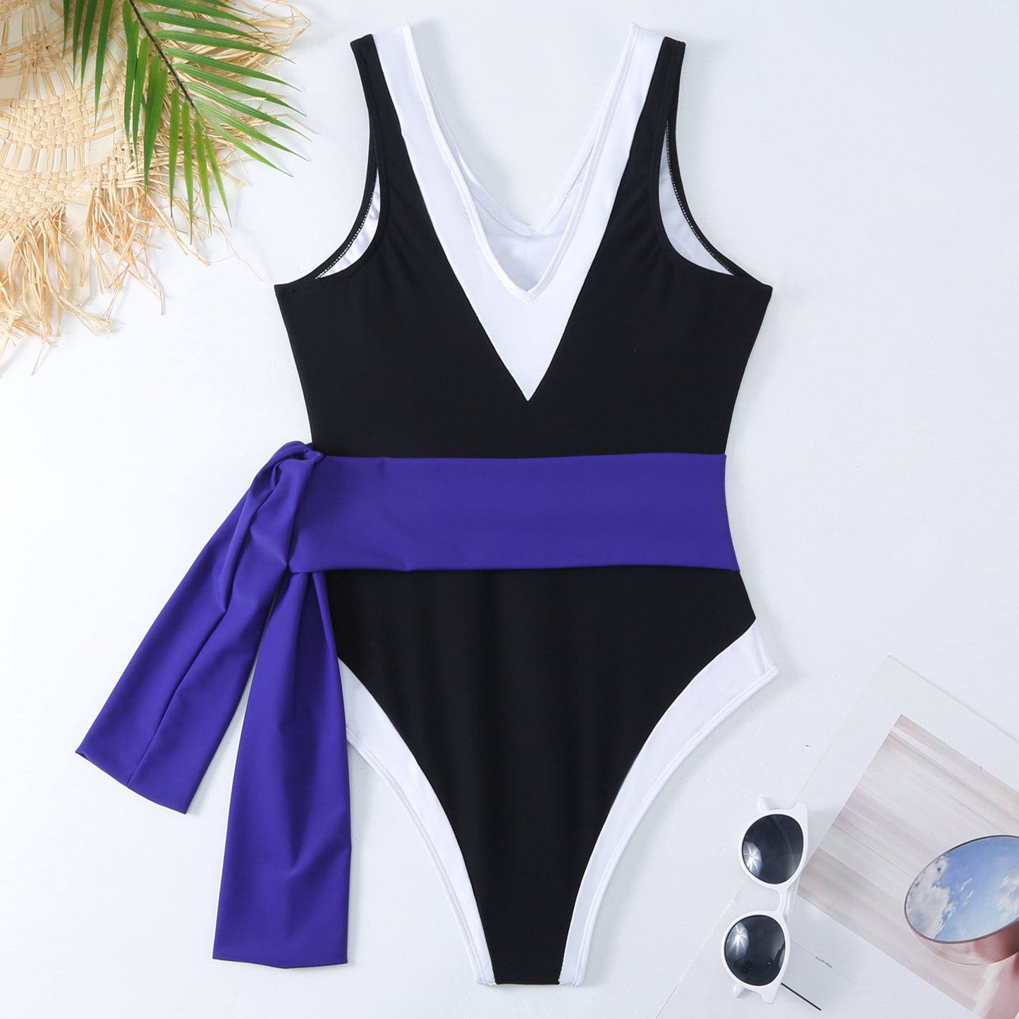 Maillot de bain une pièce pour femmes avec jupe enroulée élégante et schéma de couleurs contrastées Chic und Stil