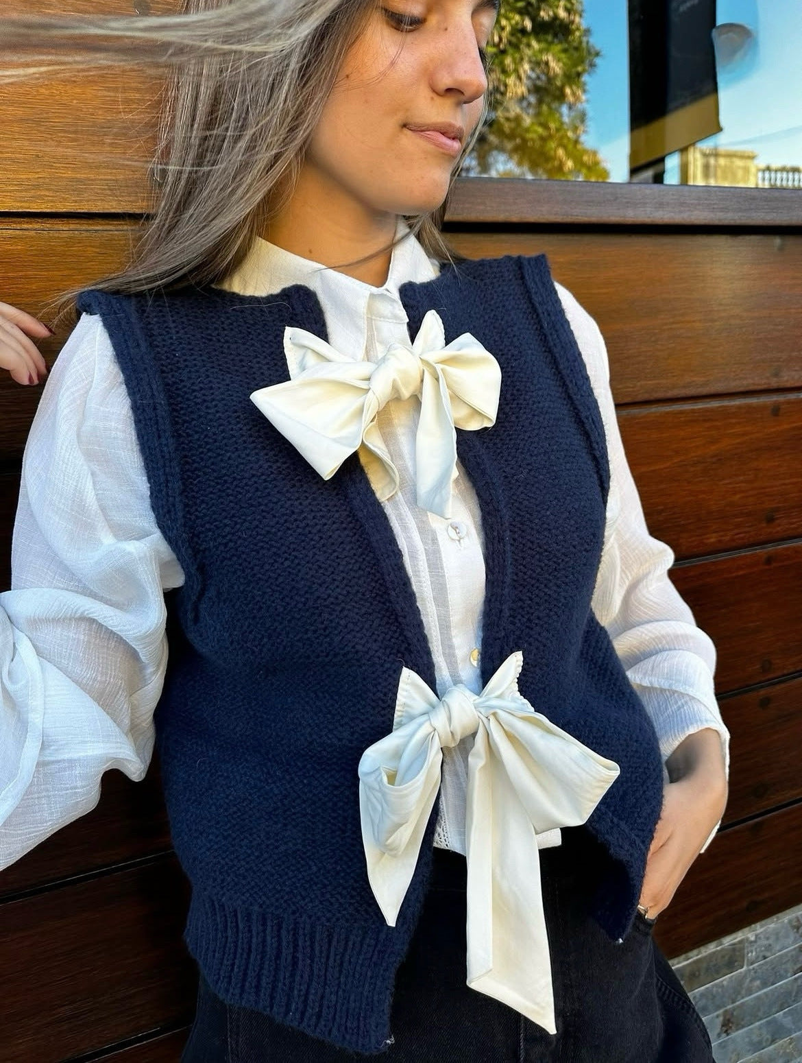 Gilet sans manches en tricot pour femmes avec des nœuds décoratifs au dos Chic und Stil