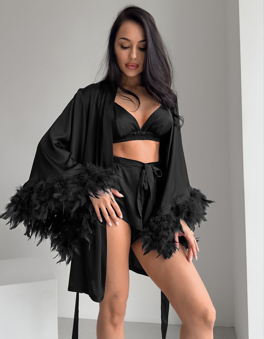 Dame Kimono en Satin avec Plumes Chic und Stil