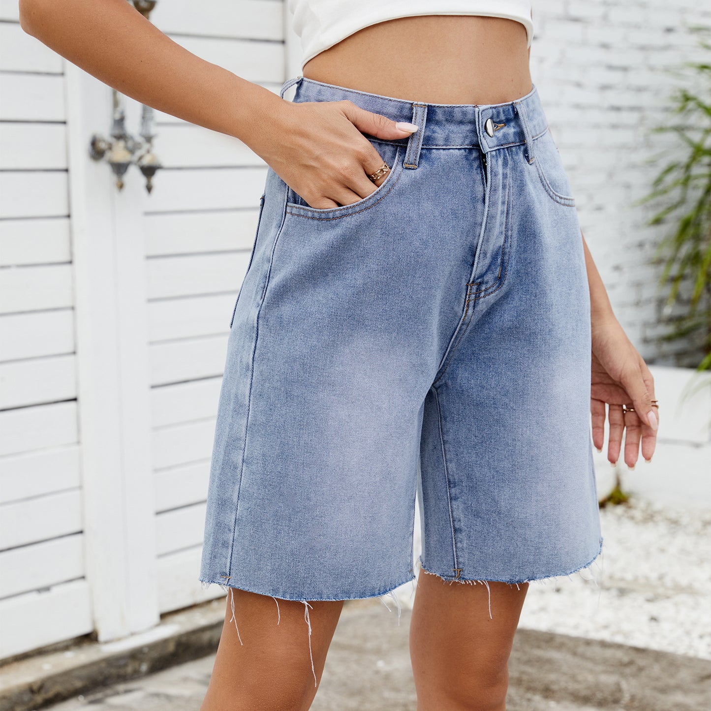 Women's denim shorts with a modern cut and fringed edge Chic und Stil