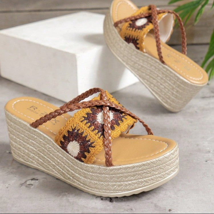 Sandales compensées tendance pour dames avec une sangle tressée et un lit de pied confortable Chic und Stil