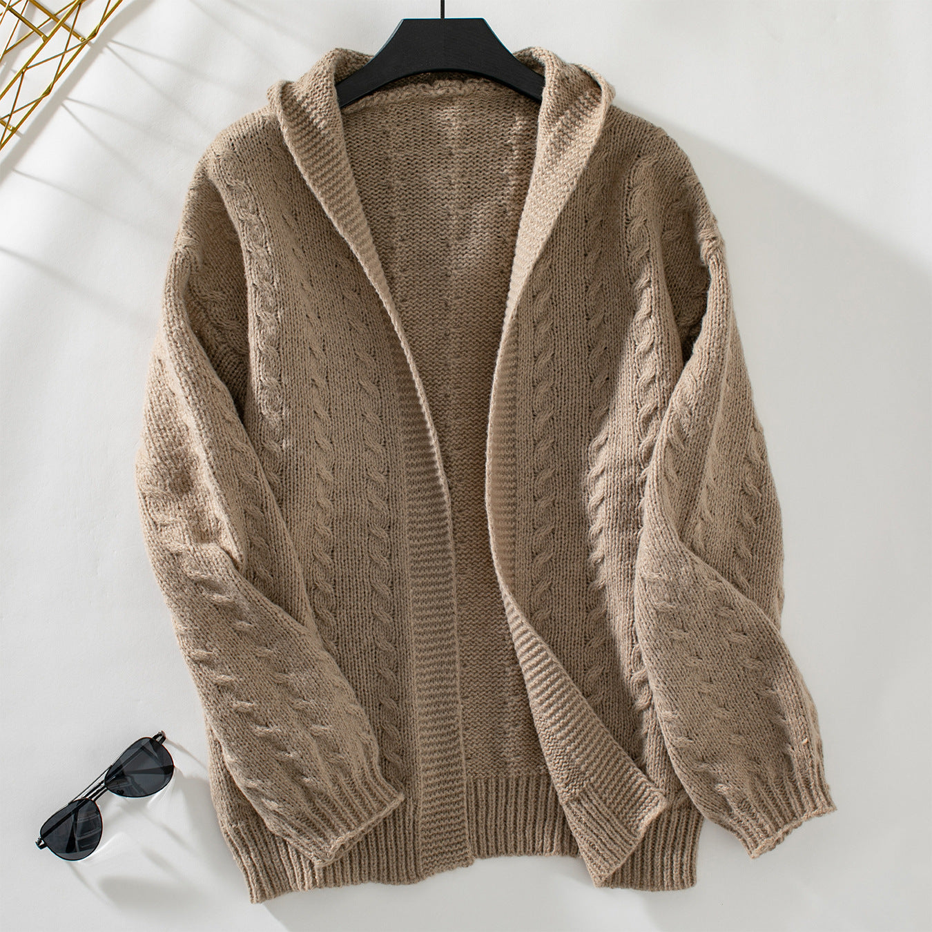 Veste en tricot pour femmes avec capuche et joli tricot en torsades Chic und Stil