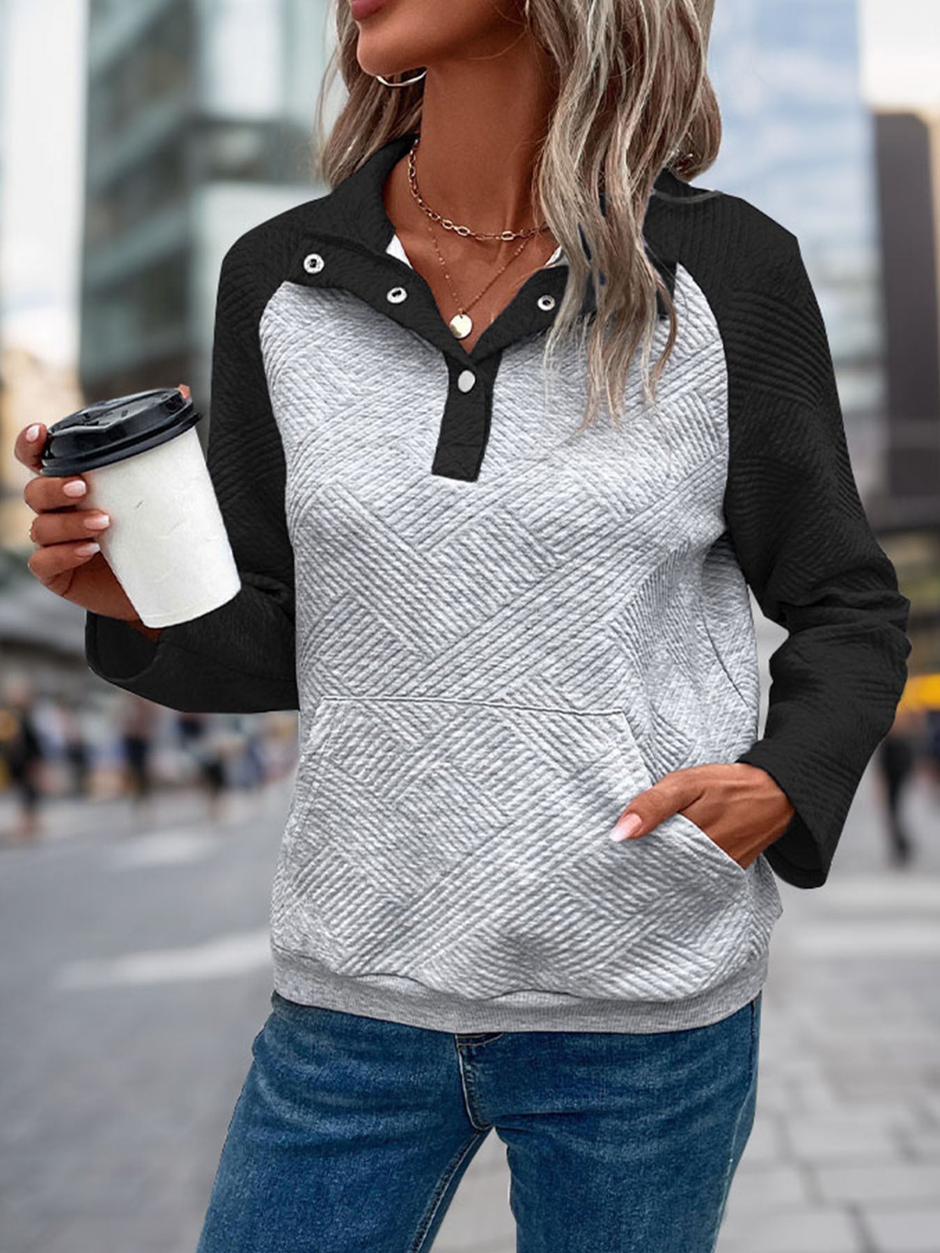 Pull femme à col montant tendance avec surface texturée Chic und Stil