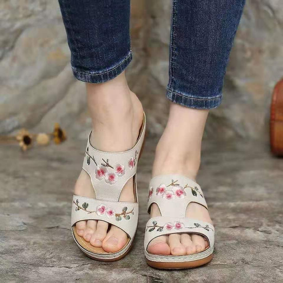 Sandales confortables pour femmes avec broderies florales Chic und Stil