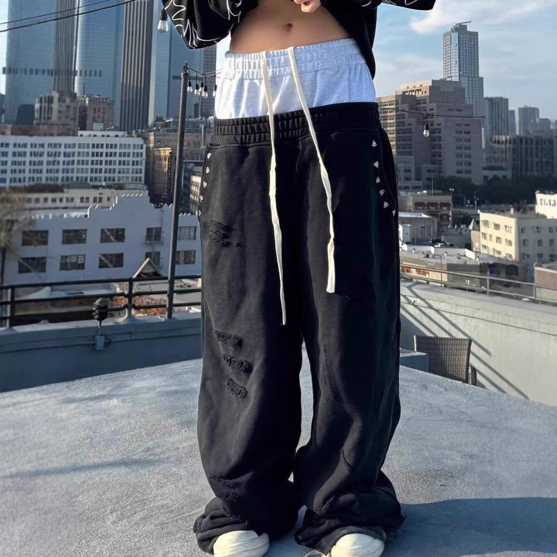 Pantalon cargo décontracté à coupe relax pour femmes avec taille élastique et ornement en rivets Chic und Stil