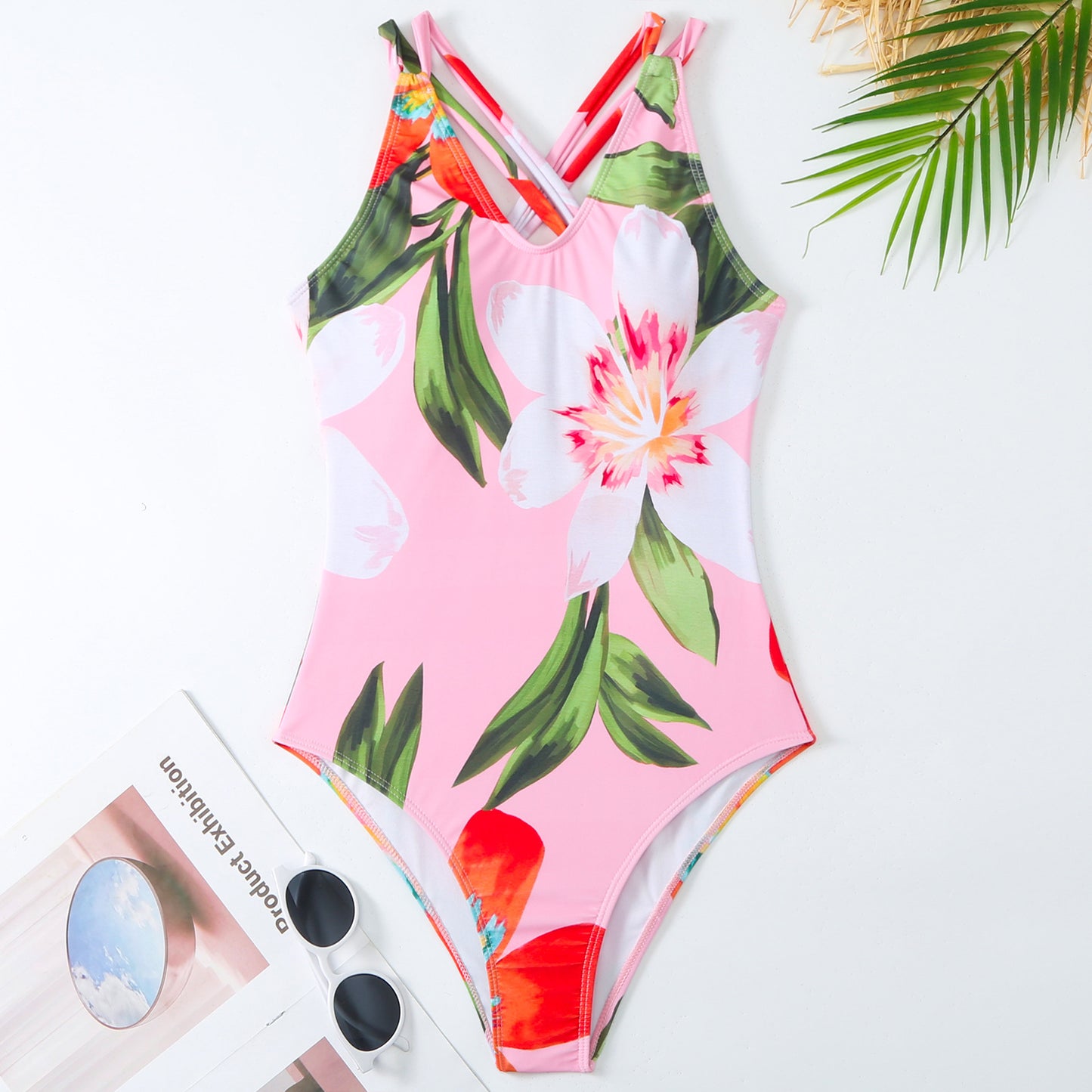 Maillot de bain femme avec un design floral créatif et une élégante jupe enveloppante Chic und Stil