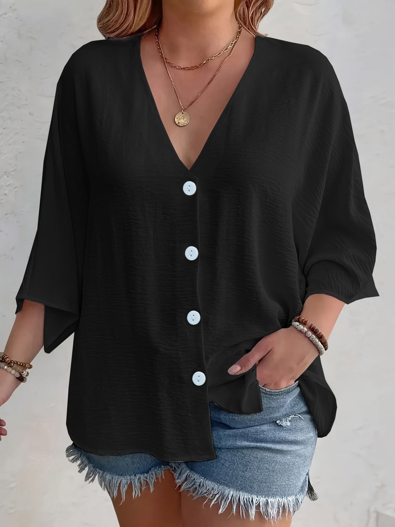 Blouse à manches courtes avantageuse pour dames avec patte de boutonnage et décolleté en V Chic und Stil