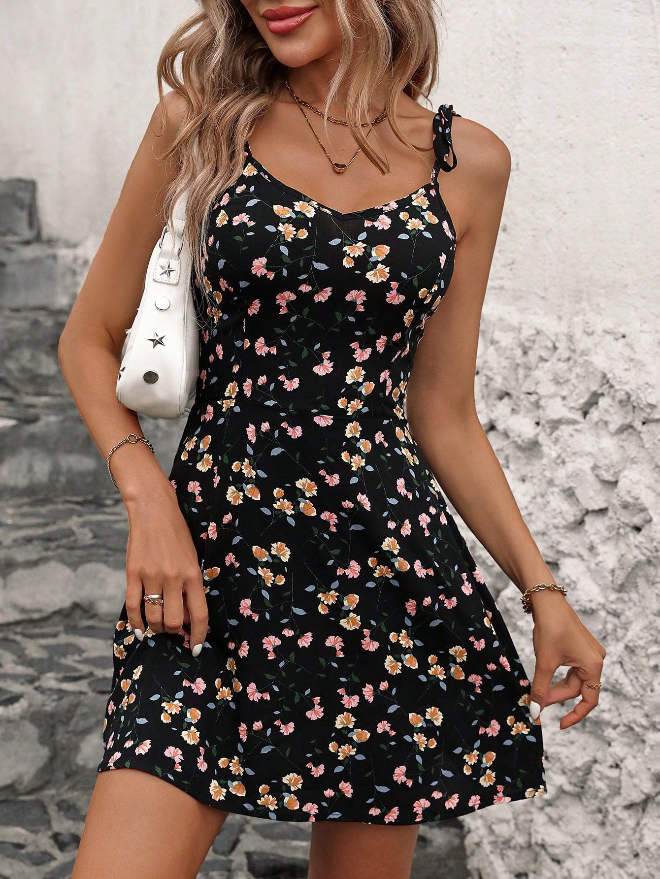 Robe mini florale femme avec bretelles spaghetti réglables Chic und Stil