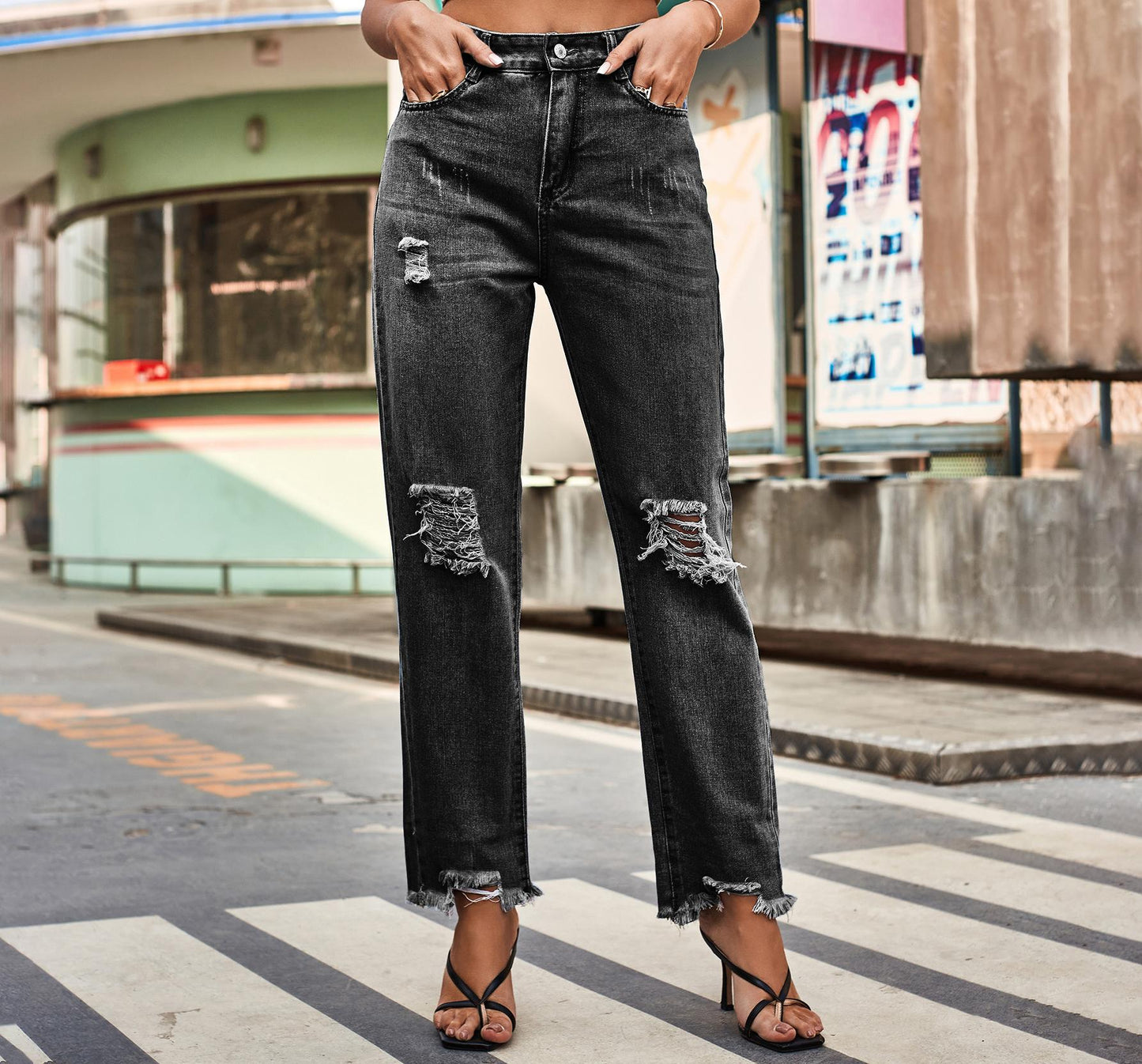 Jeans détruits pour femmes dans une coupe boyfriend moderne avec des détails effilochés Chic und Stil