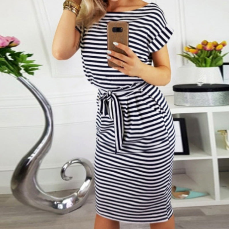 Robe rayée élégante pour femmes avec ceinture à nouer Chic und Stil